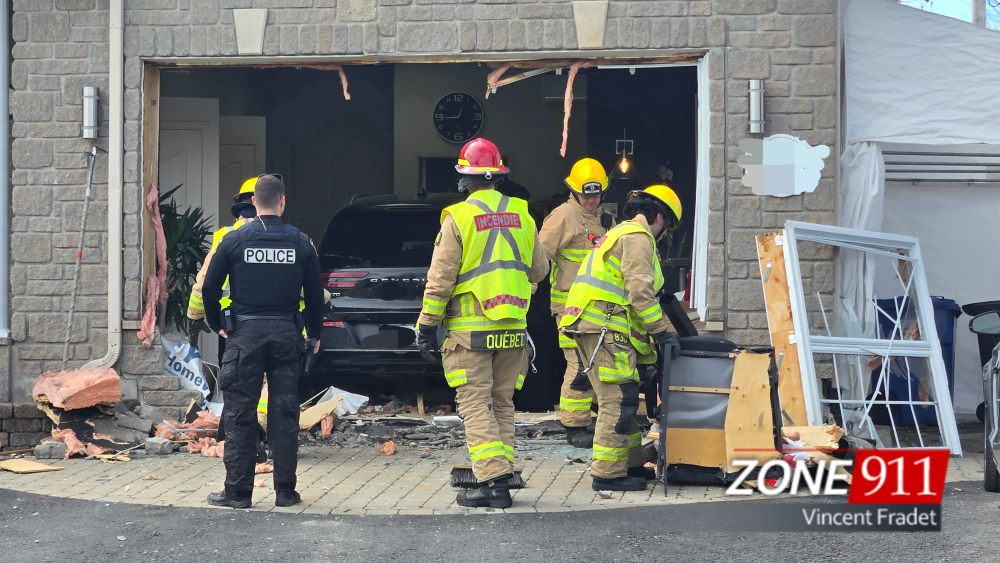 Accident à Québec - Un véhicule s'est encastré dans un salon de coiffure 